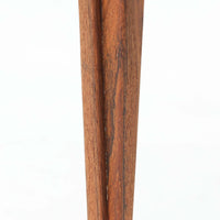 デンマークの巨匠フィン・ユールによるデザイン、France & Son社製のサイドテーブル「FD635」です。ロゴより1957年頃に製造されたと推測される本品は、チーク無垢材を贅沢に使用し、滑らかな脚部の曲線と柔らかなエッジラインが見事に調和した美しいデザインが魅力です。天板の縁にはわずかな立ち上がりが設けられ、機能性と造形美を兼ね備えた構造となっています。彫刻的ともいえる有機的なフォルムはフィン・ユールの真骨頂であり、リビングやベッドサイドで北欧家具の上質な存在感を引き立てる逸品です。