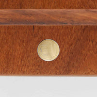 デンマークの巨匠フィン・ユールによるデザイン、France & Son社製のサイドテーブル「FD635」です。ロゴより1957年頃に製造されたと推測される本品は、チーク無垢材を贅沢に使用し、滑らかな脚部の曲線と柔らかなエッジラインが見事に調和した美しいデザインが魅力です。天板の縁にはわずかな立ち上がりが設けられ、機能性と造形美を兼ね備えた構造となっています。彫刻的ともいえる有機的なフォルムはフィン・ユールの真骨頂であり、リビングやベッドサイドで北欧家具の上質な存在感を引き立てる逸品です。