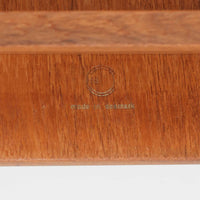 デンマークの巨匠フィン・ユールによるデザイン、France & Son社製のサイドテーブル「FD635」です。ロゴより1957年頃に製造されたと推測される本品は、チーク無垢材を贅沢に使用し、滑らかな脚部の曲線と柔らかなエッジラインが見事に調和した美しいデザインが魅力です。天板の縁にはわずかな立ち上がりが設けられ、機能性と造形美を兼ね備えた構造となっています。彫刻的ともいえる有機的なフォルムはフィン・ユールの真骨頂であり、リビングやベッドサイドで北欧家具の上質な存在感を引き立てる逸品です。