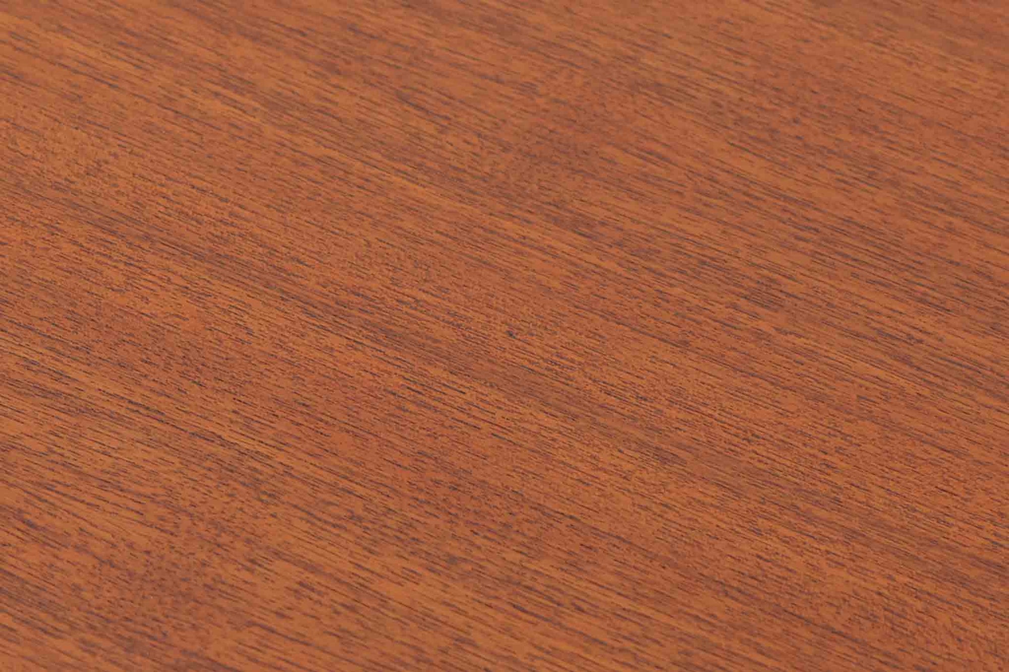 小ぶりな片袖デスクです。お子様の学習机としてもお使い頂けます。良質なチーク材が使用されており、綺麗な木目が特徴的です。