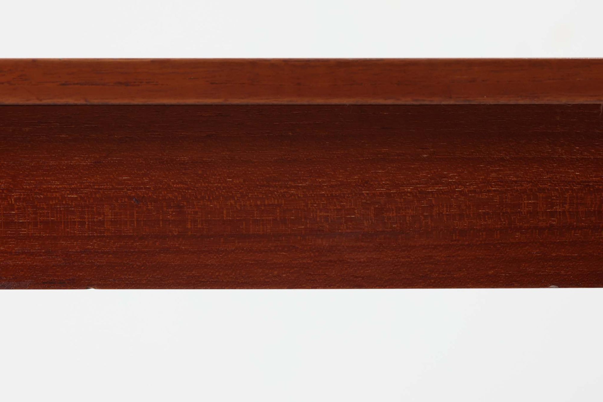 小ぶりな片袖デスクです。お子様の学習机としてもお使い頂けます。良質なチーク材が使用されており、綺麗な木目が特徴的です。