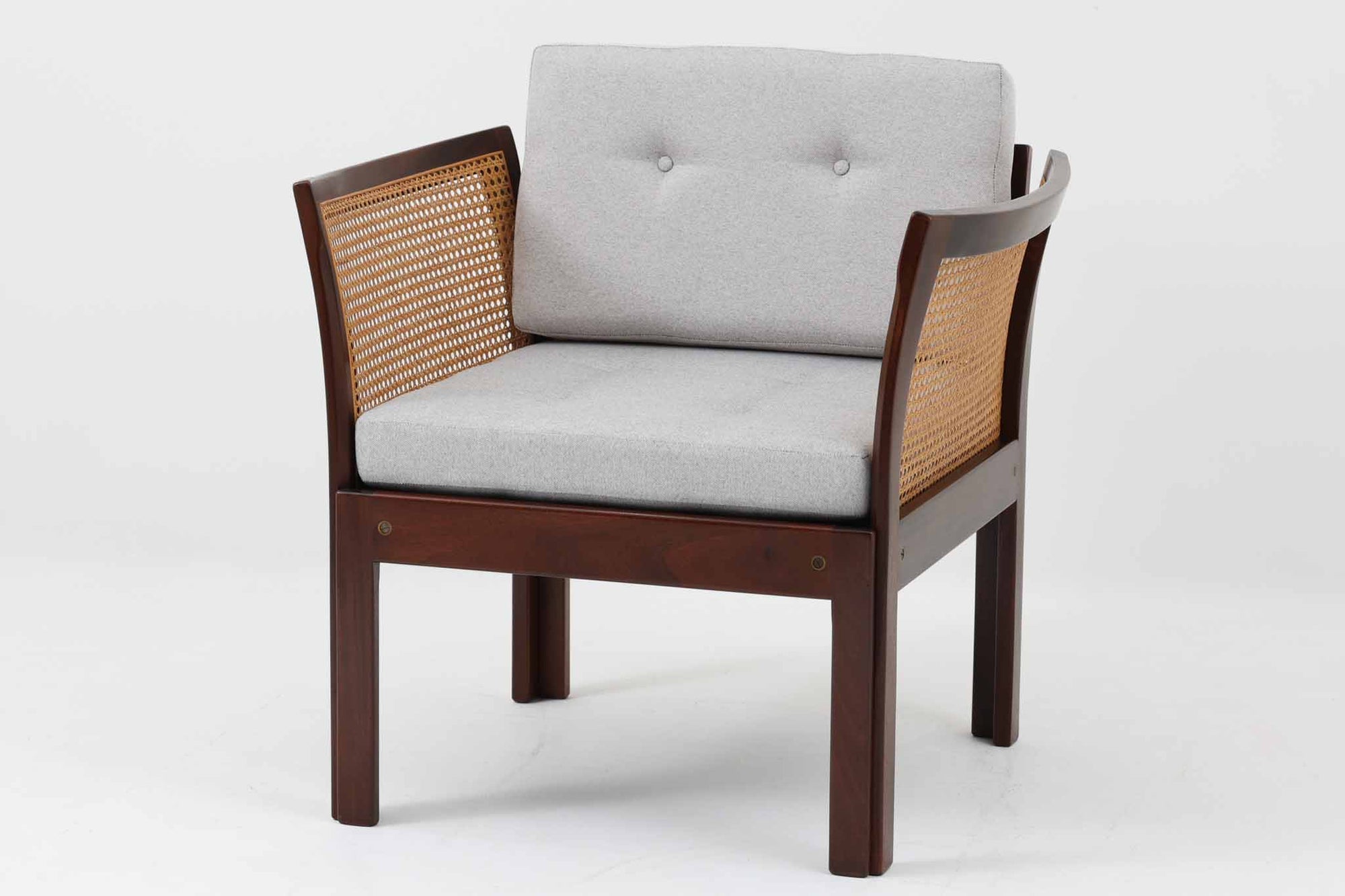 北欧より買い付けました。Illum WikkelsoによってデザインされたPlexus Chairです。マホガニー材とラタンの組み合わせが上品で美しく、日本のお部屋にも良く合う落ち着いた色味です。