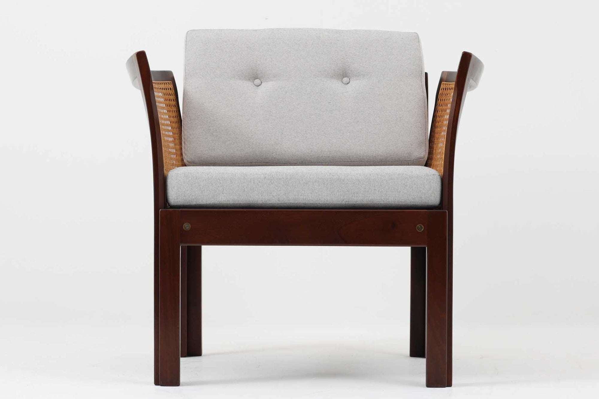 北欧より買い付けました。Illum WikkelsoによってデザインされたPlexus Chairです。マホガニー材とラタンの組み合わせが上品で美しく、日本のお部屋にも良く合う落ち着いた色味です。