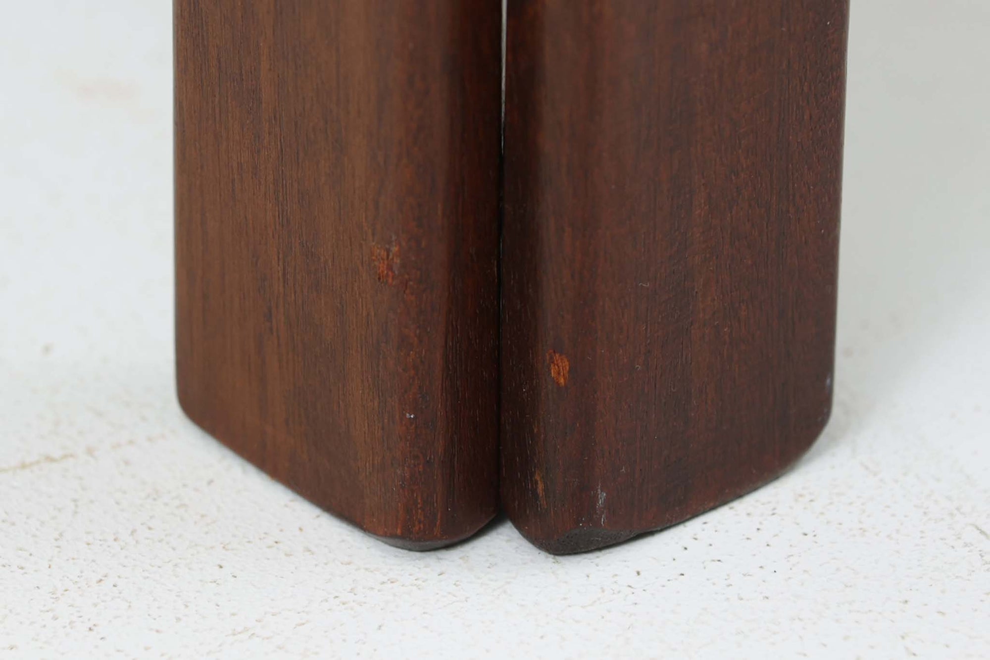 北欧より買い付けました。Illum WikkelsoによってデザインされたPlexus Chairです。マホガニー材とラタンの組み合わせが上品で美しく、日本のお部屋にも良く合う落ち着いた色味です。