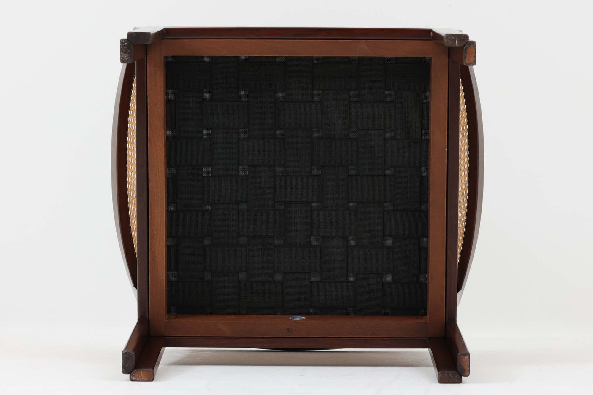 北欧より買い付けました。Illum WikkelsoによってデザインされたPlexus Chairです。マホガニー材とラタンの組み合わせが上品で美しく、日本のお部屋にも良く合う落ち着いた色味です。