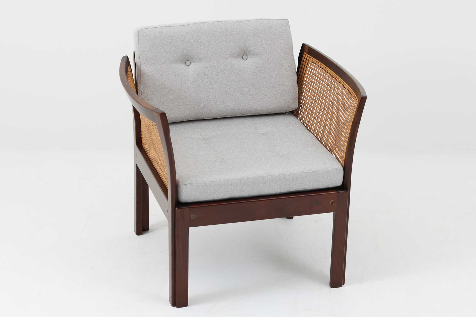 北欧より買い付けました。Illum WikkelsoによってデザインされたPlexus Chairです。マホガニー材とラタンの組み合わせが上品で美しく、日本のお部屋にも良く合う落ち着いた色味です。