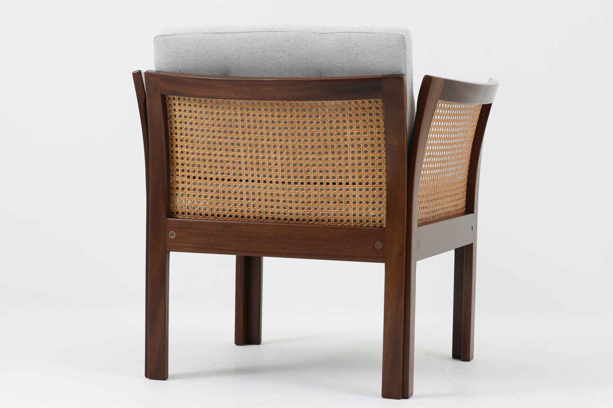 北欧より買い付けました。Illum WikkelsoによってデザインされたPlexus Chairです。マホガニー材とラタンの組み合わせが上品で美しく、日本のお部屋にも良く合う落ち着いた色味です。