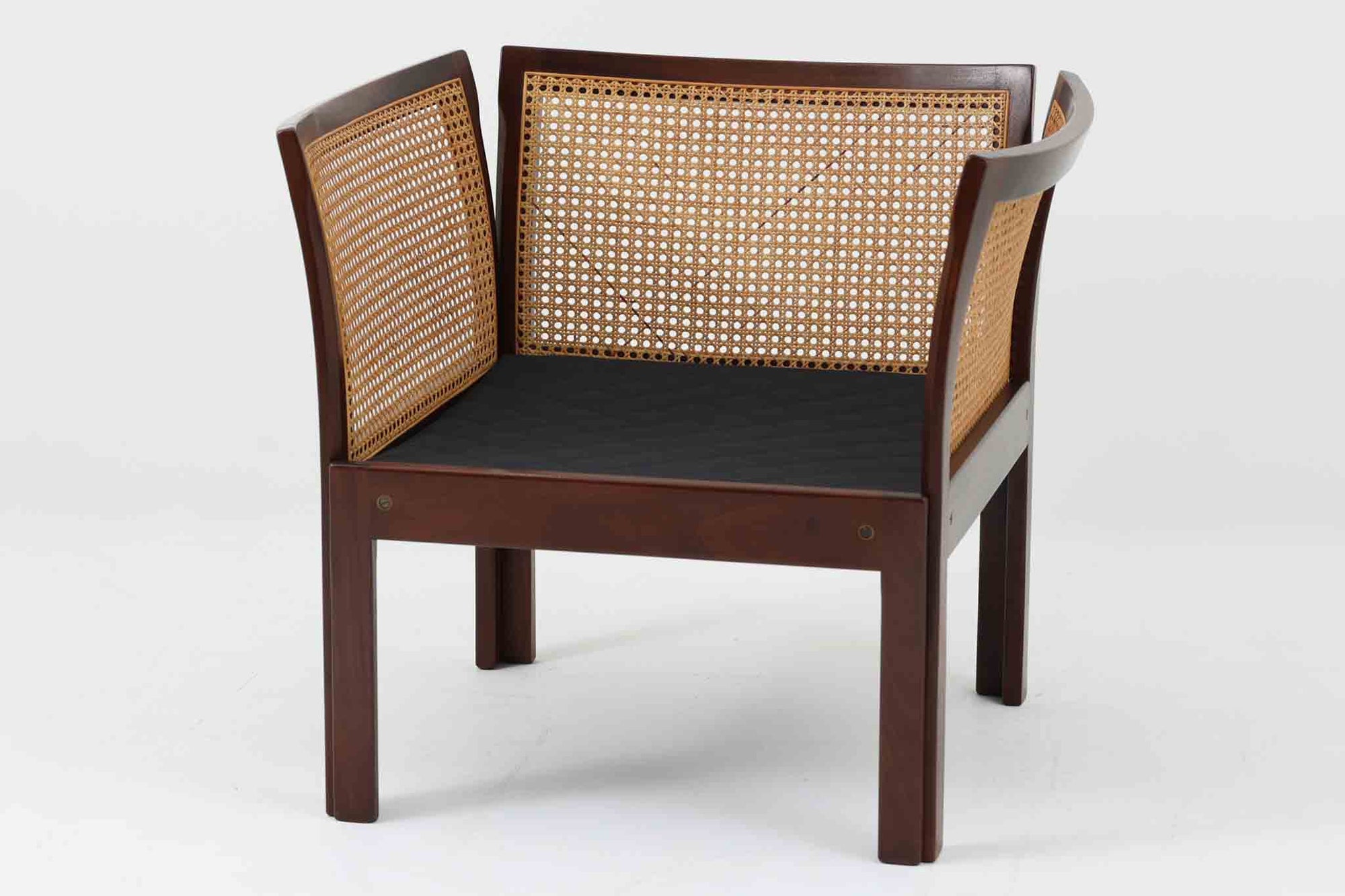 北欧より買い付けました。Illum WikkelsoによってデザインされたPlexus Chairです。マホガニー材とラタンの組み合わせが上品で美しく、日本のお部屋にも良く合う落ち着いた色味です。