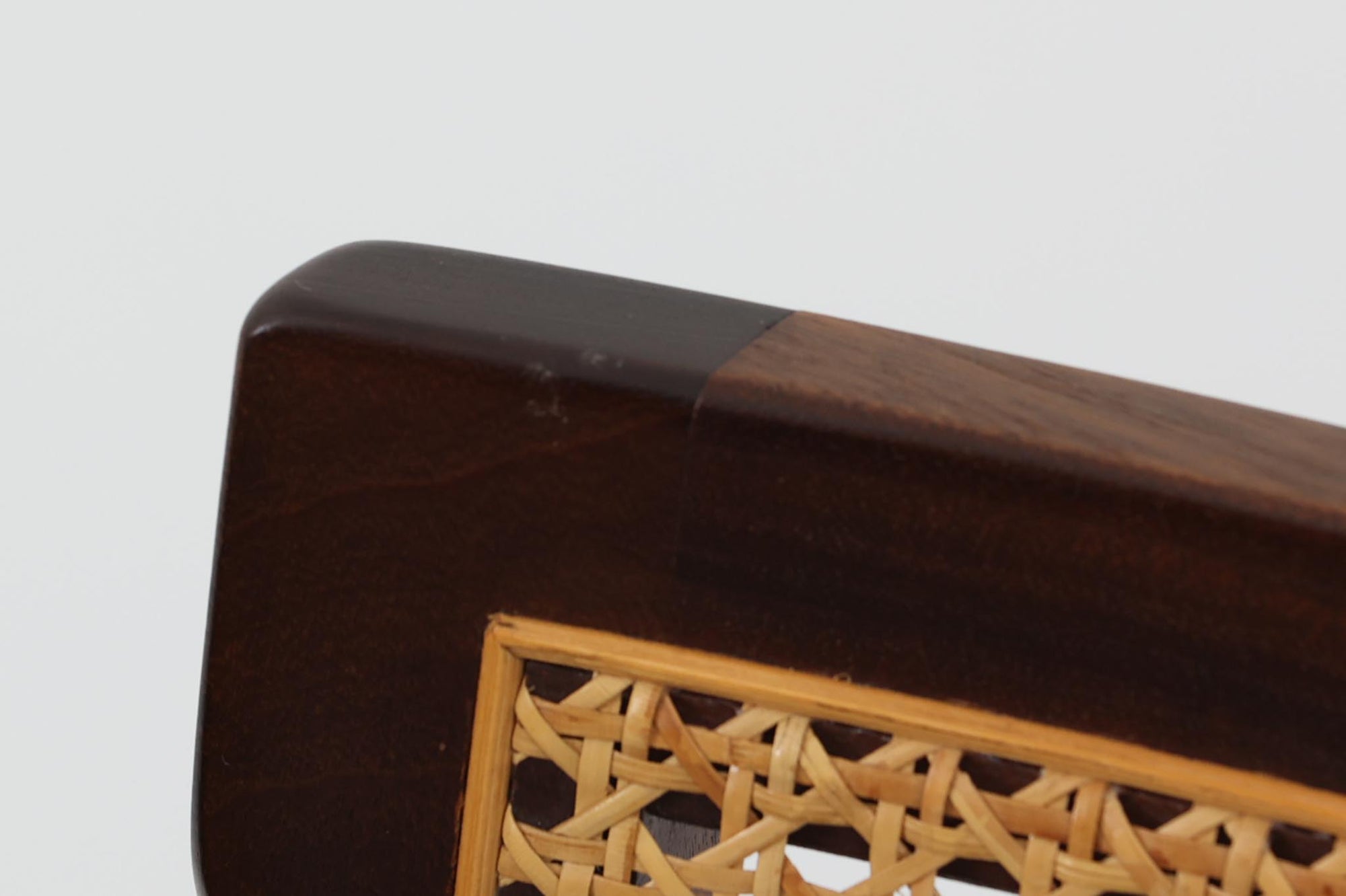 北欧より買い付けました。Illum WikkelsoによってデザインされたPlexus Chairです。マホガニー材とラタンの組み合わせが上品で美しく、日本のお部屋にも良く合う落ち着いた色味です。