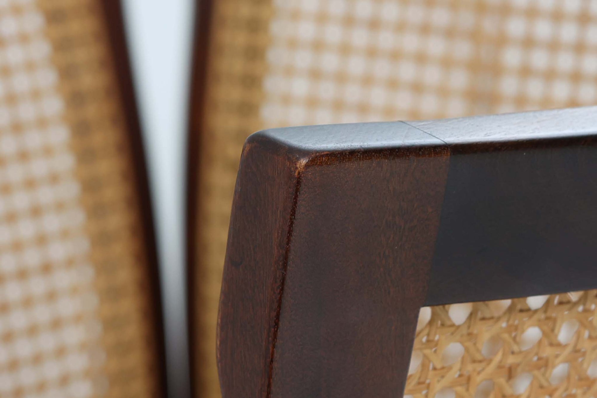 北欧より買い付けました。Illum WikkelsoによってデザインされたPlexus Chairです。マホガニー材とラタンの組み合わせが上品で美しく、日本のお部屋にも良く合う落ち着いた色味です。