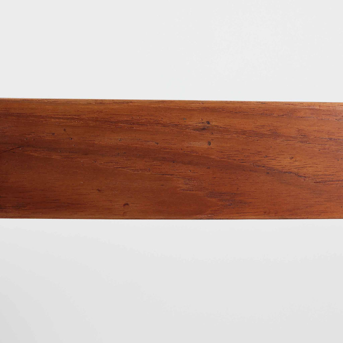 デンマーク製円形エクステンションダイニングテーブルです。チーク材特有の温かみある木目が美しく、滑らかな質感が空間に上質な印象を与えます。幕板と天板が一体化した構造により、すっきりとした見た目と安定感のある構造を両立。天板中央の拡張板を取り付けることで人数や用途に合わせてサイズを調整でき、普段使いから来客時まで幅広く対応します。テーパー脚が軽やかな印象を添え、経年で深みを増したチークの色合いが北欧ビンテージならではの魅力を引き立てます。