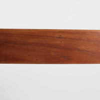 デンマーク製円形エクステンションダイニングテーブルです。チーク材特有の温かみある木目が美しく、滑らかな質感が空間に上質な印象を与えます。幕板と天板が一体化した構造により、すっきりとした見た目と安定感のある構造を両立。天板中央の拡張板を取り付けることで人数や用途に合わせてサイズを調整でき、普段使いから来客時まで幅広く対応します。テーパー脚が軽やかな印象を添え、経年で深みを増したチークの色合いが北欧ビンテージならではの魅力を引き立てます。