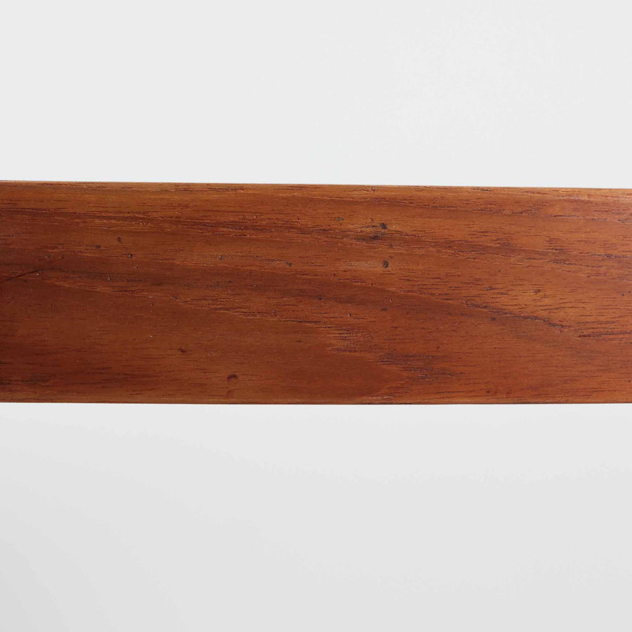 デンマーク製円形エクステンションダイニングテーブルです。チーク材特有の温かみある木目が美しく、滑らかな質感が空間に上質な印象を与えます。幕板と天板が一体化した構造により、すっきりとした見た目と安定感のある構造を両立。天板中央の拡張板を取り付けることで人数や用途に合わせてサイズを調整でき、普段使いから来客時まで幅広く対応します。テーパー脚が軽やかな印象を添え、経年で深みを増したチークの色合いが北欧ビンテージならではの魅力を引き立てます。