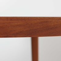 デンマーク製円形エクステンションダイニングテーブルです。チーク材特有の温かみある木目が美しく、滑らかな質感が空間に上質な印象を与えます。幕板と天板が一体化した構造により、すっきりとした見た目と安定感のある構造を両立。天板中央の拡張板を取り付けることで人数や用途に合わせてサイズを調整でき、普段使いから来客時まで幅広く対応します。テーパー脚が軽やかな印象を添え、経年で深みを増したチークの色合いが北欧ビンテージならではの魅力を引き立てます。