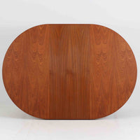 デンマーク製円形エクステンションダイニングテーブルです。チーク材特有の温かみある木目が美しく、滑らかな質感が空間に上質な印象を与えます。幕板と天板が一体化した構造により、すっきりとした見た目と安定感のある構造を両立。天板中央の拡張板を取り付けることで人数や用途に合わせてサイズを調整でき、普段使いから来客時まで幅広く対応します。テーパー脚が軽やかな印象を添え、経年で深みを増したチークの色合いが北欧ビンテージならではの魅力を引き立てます。