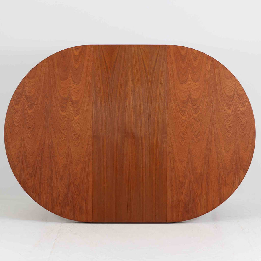 デンマーク製円形エクステンションダイニングテーブルです。チーク材特有の温かみある木目が美しく、滑らかな質感が空間に上質な印象を与えます。幕板と天板が一体化した構造により、すっきりとした見た目と安定感のある構造を両立。天板中央の拡張板を取り付けることで人数や用途に合わせてサイズを調整でき、普段使いから来客時まで幅広く対応します。テーパー脚が軽やかな印象を添え、経年で深みを増したチークの色合いが北欧ビンテージならではの魅力を引き立てます。