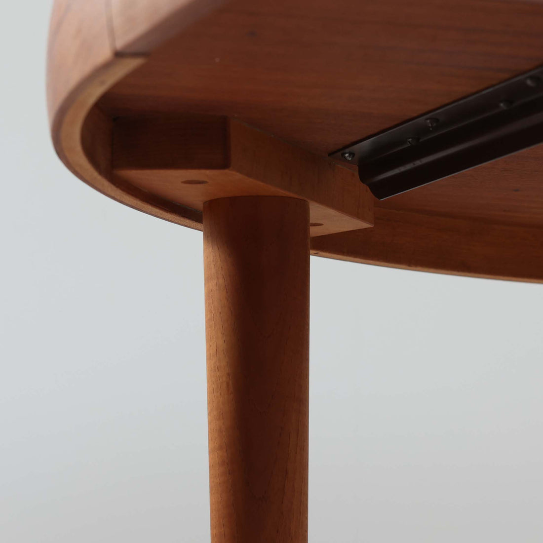 デンマーク製円形エクステンションダイニングテーブルです。チーク材特有の温かみある木目が美しく、滑らかな質感が空間に上質な印象を与えます。幕板と天板が一体化した構造により、すっきりとした見た目と安定感のある構造を両立。天板中央の拡張板を取り付けることで人数や用途に合わせてサイズを調整でき、普段使いから来客時まで幅広く対応します。テーパー脚が軽やかな印象を添え、経年で深みを増したチークの色合いが北欧ビンテージならではの魅力を引き立てます。