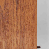 デンマーク製円形エクステンションダイニングテーブルです。チーク材特有の温かみある木目が美しく、滑らかな質感が空間に上質な印象を与えます。幕板と天板が一体化した構造により、すっきりとした見た目と安定感のある構造を両立。天板中央の拡張板を取り付けることで人数や用途に合わせてサイズを調整でき、普段使いから来客時まで幅広く対応します。テーパー脚が軽やかな印象を添え、経年で深みを増したチークの色合いが北欧ビンテージならではの魅力を引き立てます。