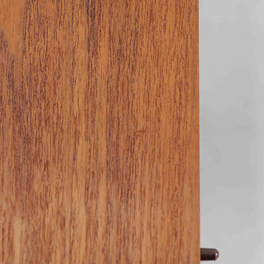 デンマーク製円形エクステンションダイニングテーブルです。チーク材特有の温かみある木目が美しく、滑らかな質感が空間に上質な印象を与えます。幕板と天板が一体化した構造により、すっきりとした見た目と安定感のある構造を両立。天板中央の拡張板を取り付けることで人数や用途に合わせてサイズを調整でき、普段使いから来客時まで幅広く対応します。テーパー脚が軽やかな印象を添え、経年で深みを増したチークの色合いが北欧ビンテージならではの魅力を引き立てます。