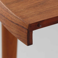 デンマーク製円形エクステンションダイニングテーブルです。チーク材特有の温かみある木目が美しく、滑らかな質感が空間に上質な印象を与えます。幕板と天板が一体化した構造により、すっきりとした見た目と安定感のある構造を両立。天板中央の拡張板を取り付けることで人数や用途に合わせてサイズを調整でき、普段使いから来客時まで幅広く対応します。テーパー脚が軽やかな印象を添え、経年で深みを増したチークの色合いが北欧ビンテージならではの魅力を引き立てます。