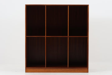 北欧より買い付けた「mogens Koch」によってデザインされたブックシェルフです。キャビネットやシェルフを組み合わせて使用するためにデザインされた物で、デンマーク家具最高峰のユニットシェルフと言われています。良質なマホガニー無垢材が使用されています。