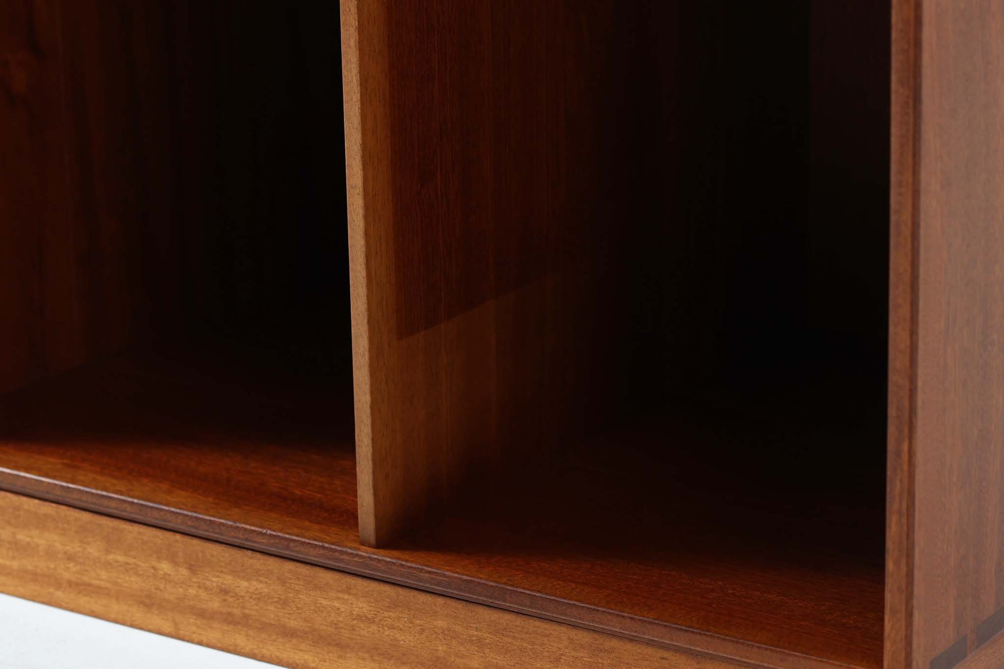 北欧より買い付けた「mogens Koch」によってデザインされたブックシェルフです。キャビネットやシェルフを組み合わせて使用するためにデザインされた物で、デンマーク家具最高峰のユニットシェルフと言われています。良質なマホガニー無垢材が使用されています。