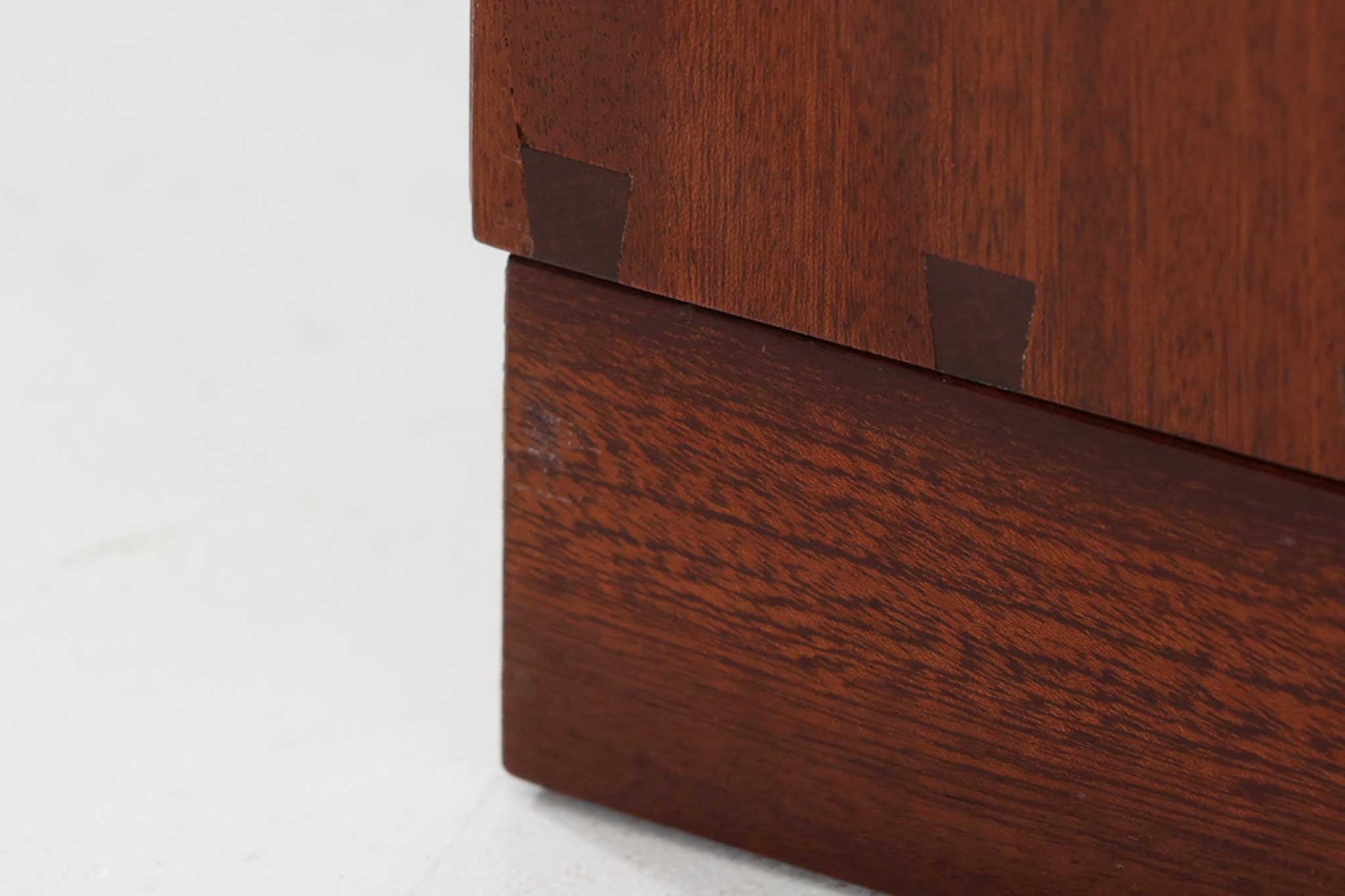 北欧より買い付けた「mogens Koch」によってデザインされたスモールブックシェルフです。キャビネットやシェルフを組み合わせて使用するためにデザインされた物で、デンマーク家具最高峰のユニットシェルフと言われています。良質なマホガニー無垢材が使用されています。