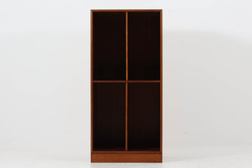 北欧より買い付けた「mogens Koch」によってデザインされたスモールブックシェルフです。キャビネットやシェルフを組み合わせて使用するためにデザインされた物で、デンマーク家具最高峰のユニットシェルフと言われています。良質なマホガニー無垢材が使用されています。