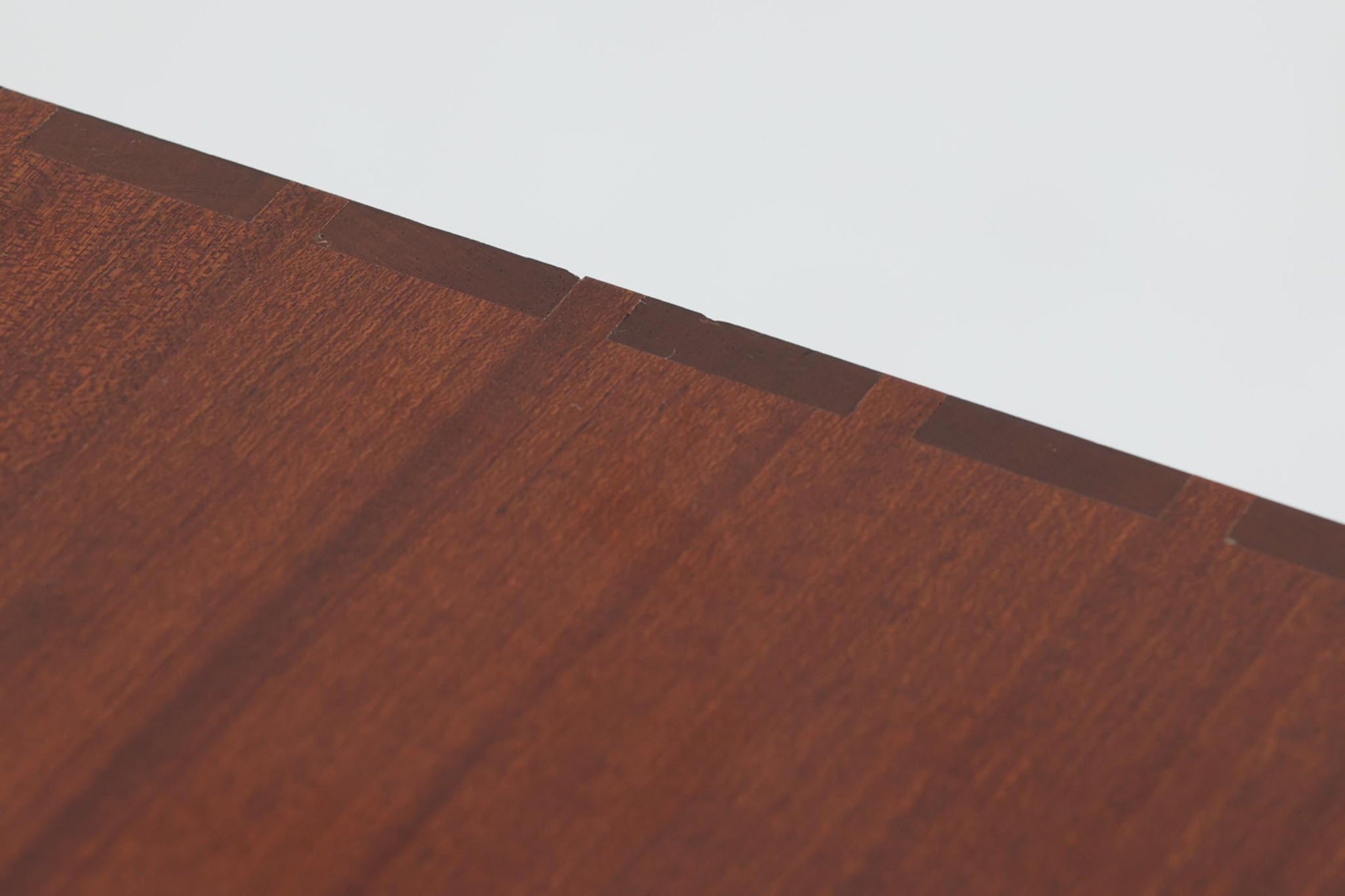 北欧より買い付けた「mogens Koch」によってデザインされたスモールブックシェルフです。キャビネットやシェルフを組み合わせて使用するためにデザインされた物で、デンマーク家具最高峰のユニットシェルフと言われています。良質なマホガニー無垢材が使用されています。