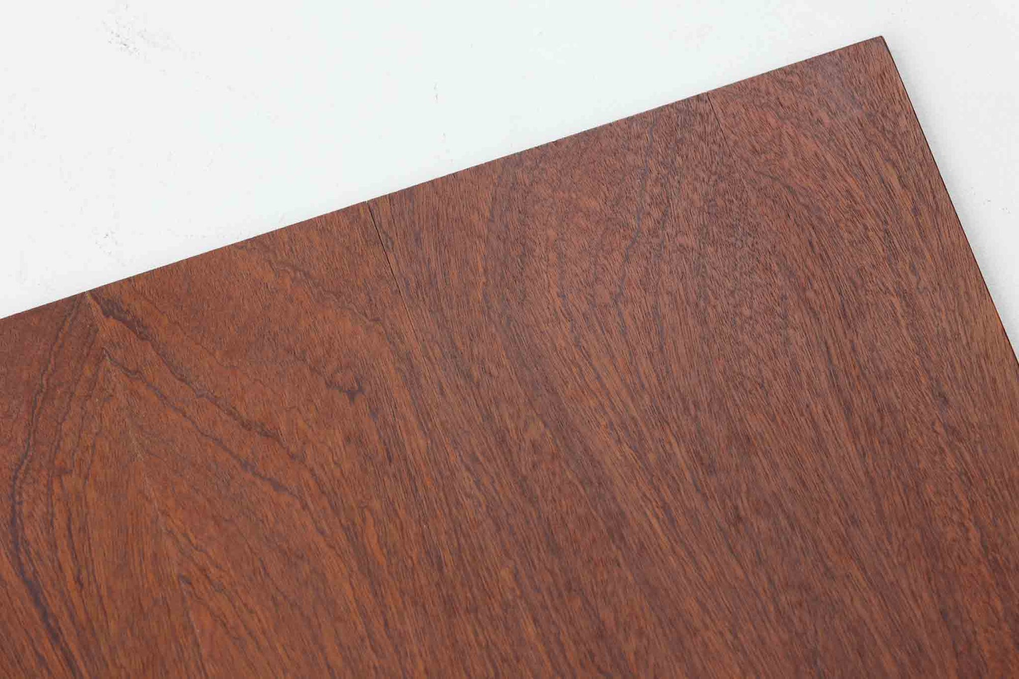 北欧より買い付けた「mogens Koch」によってデザインされたスモールブックシェルフです。キャビネットやシェルフを組み合わせて使用するためにデザインされた物で、デンマーク家具最高峰のユニットシェルフと言われています。良質なマホガニー無垢材が使用されています。