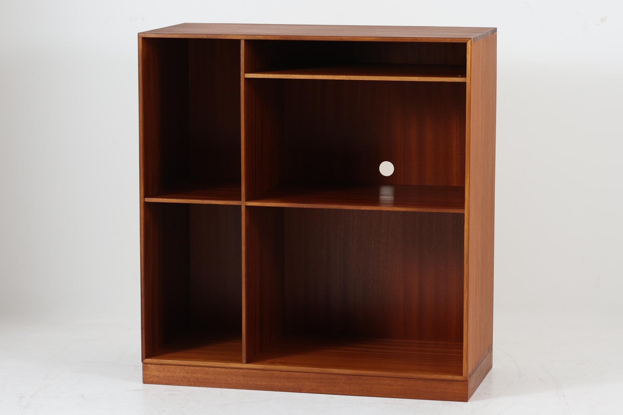 北欧より買い付けた「mogens Koch」によってデザインされたブックシェルフです。キャビネットやシェルフを組み合わせて使用するためにデザインされた物で、デンマーク家具最高峰のユニットシェルフと言われています。良質なマホガニー無垢材が使用されています。