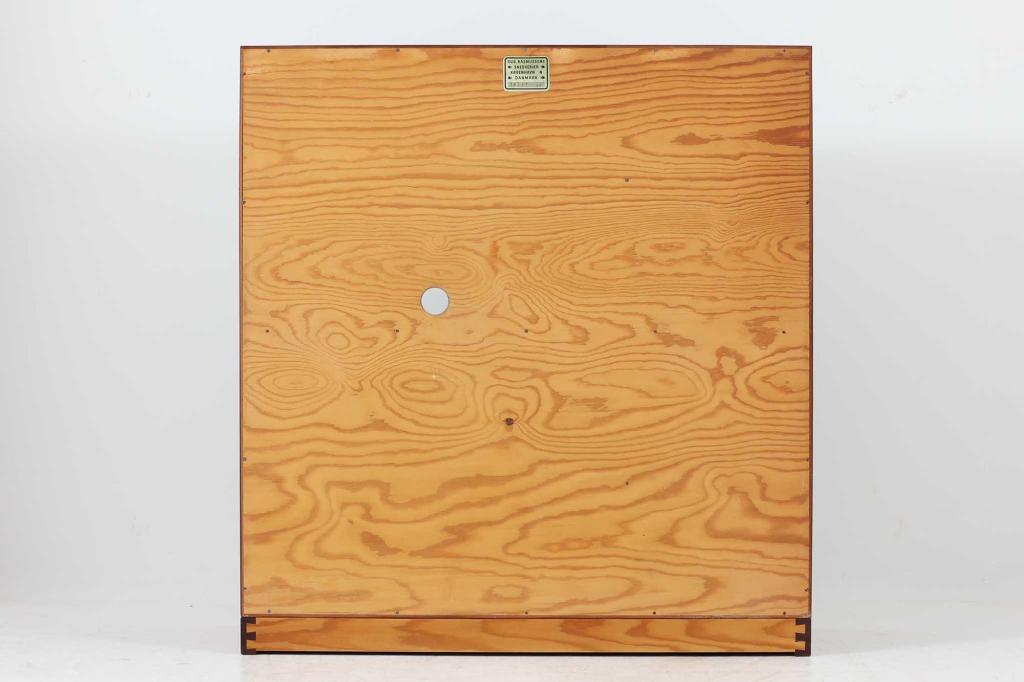 北欧より買い付けた「mogens Koch」によってデザインされたブックシェルフです。キャビネットやシェルフを組み合わせて使用するためにデザインされた物で、デンマーク家具最高峰のユニットシェルフと言われています。良質なマホガニー無垢材が使用されています。