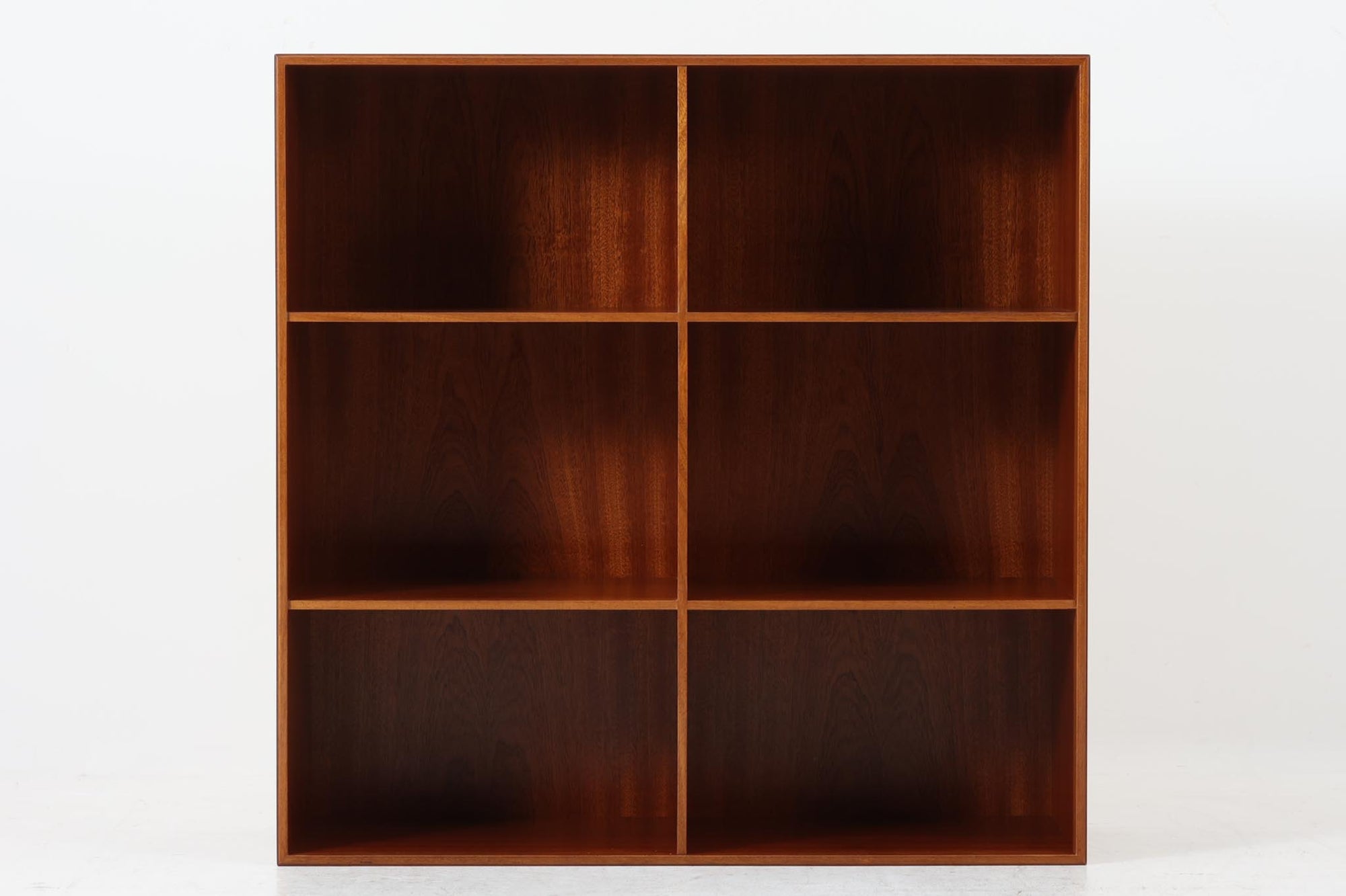 北欧より買い付けた「mogens Koch」によってデザインされたブックシェルフです。キャビネットやシェルフを組み合わせて使用するためにデザインされた物で、デンマーク家具最高峰のユニットシェルフと言われています。良質なマホガニー無垢材が使用されています。