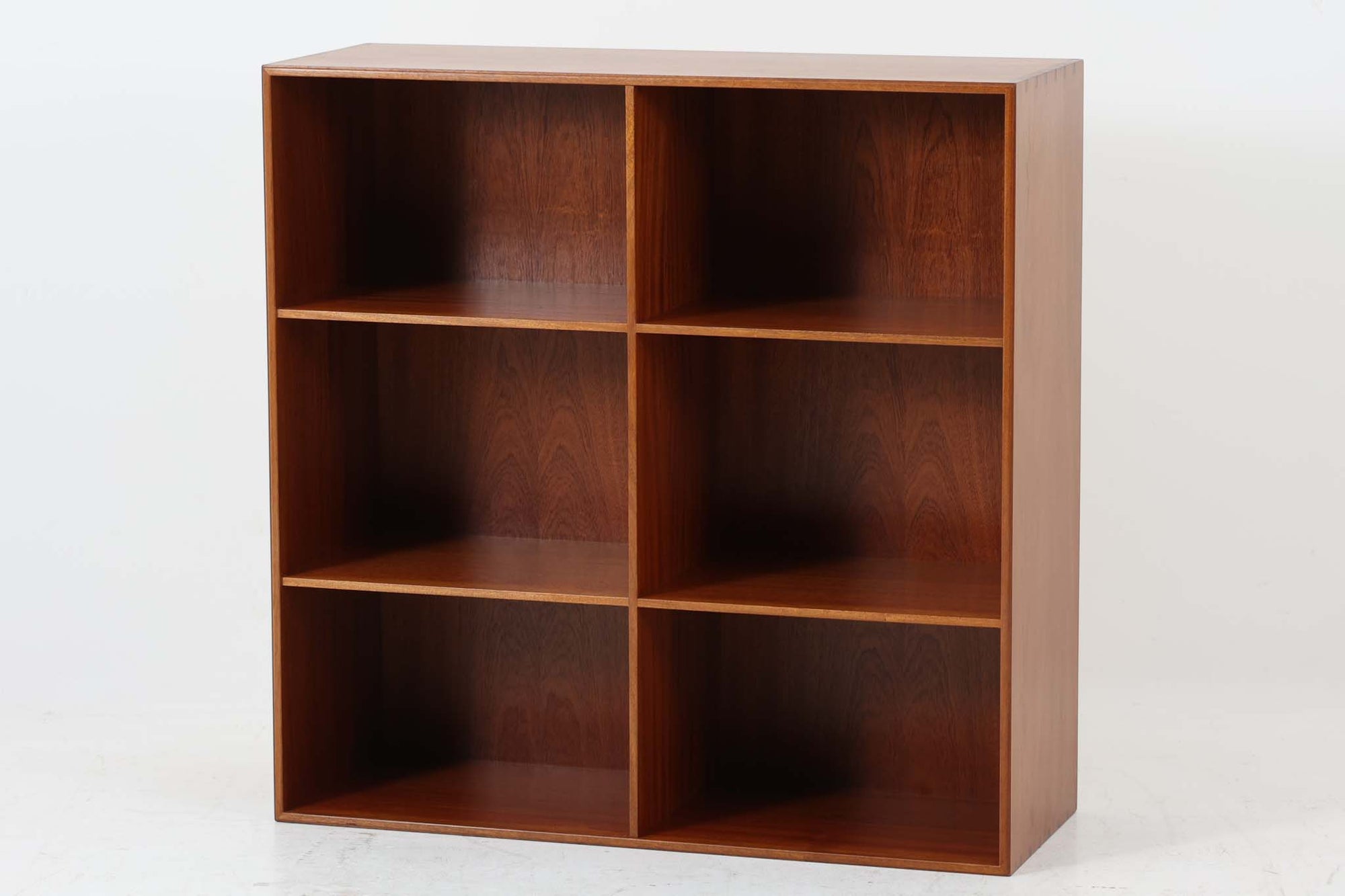北欧より買い付けた「mogens Koch」によってデザインされたブックシェルフです。キャビネットやシェルフを組み合わせて使用するためにデザインされた物で、デンマーク家具最高峰のユニットシェルフと言われています。良質なマホガニー無垢材が使用されています。