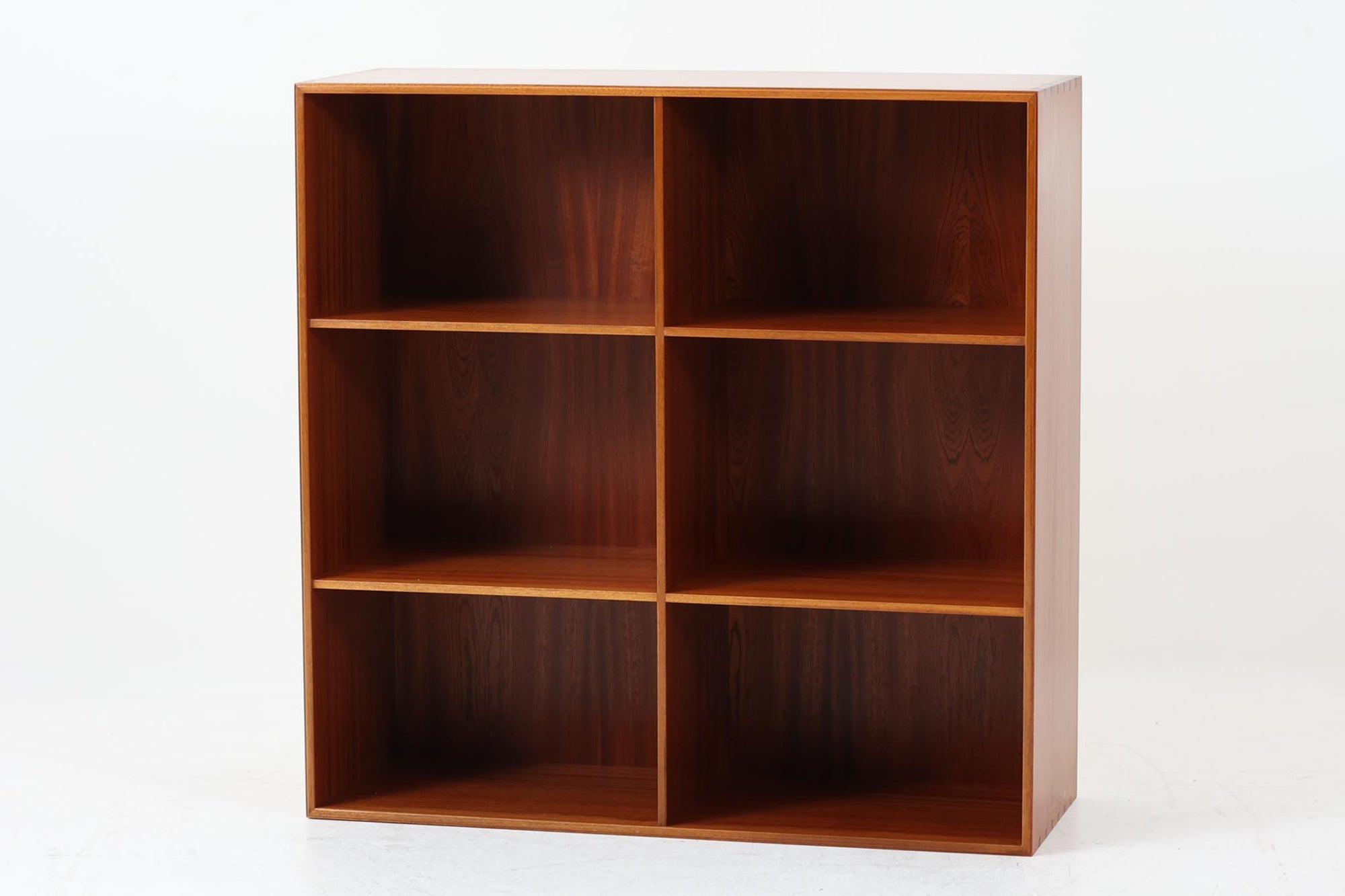 北欧より買い付けた「mogens Koch」によってデザインされたブックシェルフです。キャビネットやシェルフを組み合わせて使用するためにデザインされた物で、デンマーク家具最高峰のユニットシェルフと言われています。良質なマホガニー無垢材が使用されています。