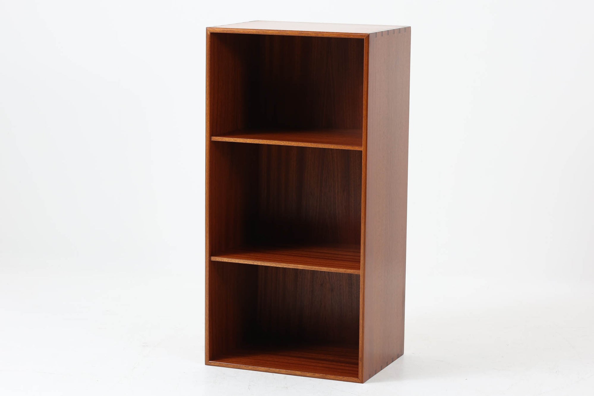 北欧より買い付けた「mogens Koch」によってデザインされたスモールブックシェルフです。キャビネットやシェルフを組み合わせて使用するためにデザインされた物で、デンマーク家具最高峰のユニットシェルフと言われています。良質なマホガニー無垢材が使用されています。
