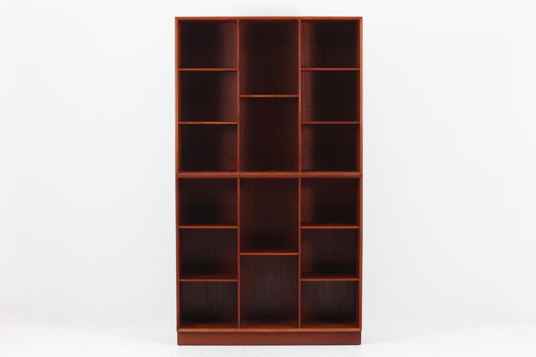 北欧より買い付けた「Peter Hvidt & Orla molgaard」によってデザインされたブックシェルフです。良質なチーク無垢材が贅沢に使用されており、縁のフィンガージョイントが特徴的なデザインです。一番最後の写真はイメージ写真となります。