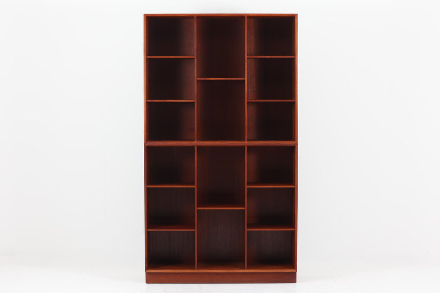 北欧より買い付けた「Peter Hvidt & Orla molgaard」によってデザインされたブックシェルフです。良質なチーク無垢材が贅沢に使用されており、縁のフィンガージョイントが特徴的なデザインです。一番最後の写真はイメージ写真となります。