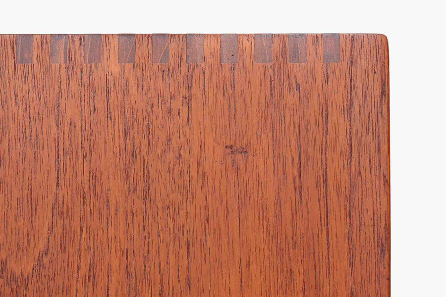 北欧より買い付けた「Peter Hvidt & Orla molgaard」によってデザインされたブックシェルフです。良質なチーク無垢材が贅沢に使用されており、縁のフィンガージョイントが特徴的なデザインです。一番最後の写真はイメージ写真となります。