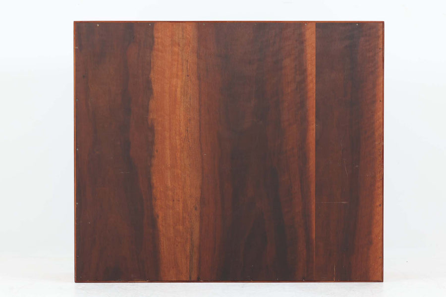 北欧より買い付けた「Peter Hvidt & Orla molgaard」によってデザインされたブックシェルフです。良質なチーク無垢材が贅沢に使用されており、縁のフィンガージョイントが特徴的なデザインです。一番最後の写真はイメージ写真となります。