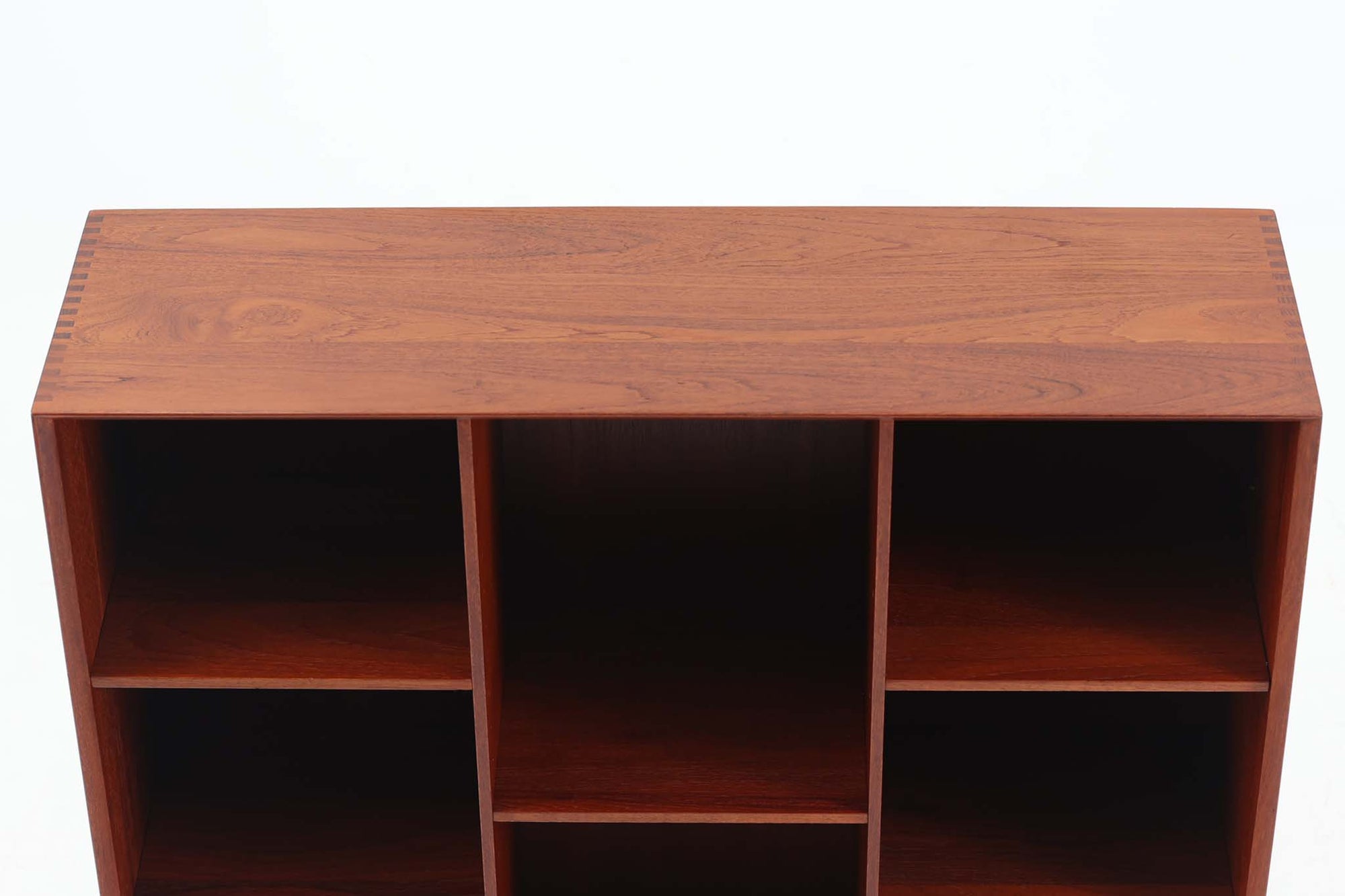 北欧より買い付けた「Peter Hvidt &amp; Orla molgaard」によってデザインされたブックシェルフです。良質なチーク無垢材が贅沢に使用されており、縁のフィンガージョイントが特徴的なデザインです。一番最後の写真はイメージ写真となります。