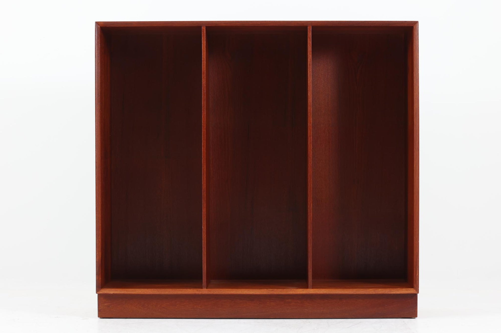 北欧より買い付けた「Peter Hvidt &amp; Orla molgaard」によってデザインされたブックシェルフです。良質なチーク無垢材が贅沢に使用されており、縁のフィンガージョイントが特徴的なデザインです。一番最後の写真はイメージ写真となります。