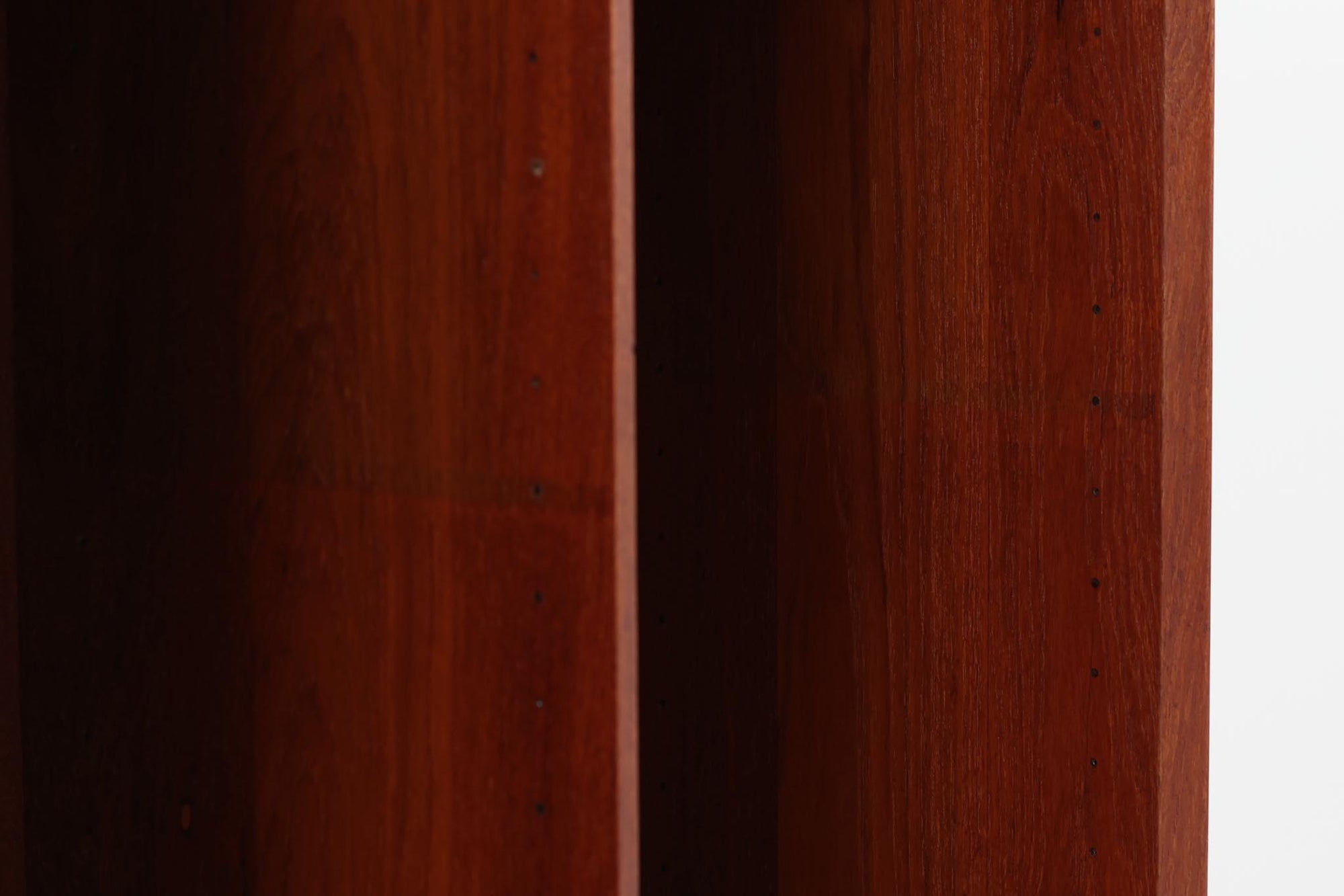 北欧より買い付けた「Peter Hvidt &amp; Orla molgaard」によってデザインされたブックシェルフです。良質なチーク無垢材が贅沢に使用されており、縁のフィンガージョイントが特徴的なデザインです。一番最後の写真はイメージ写真となります。