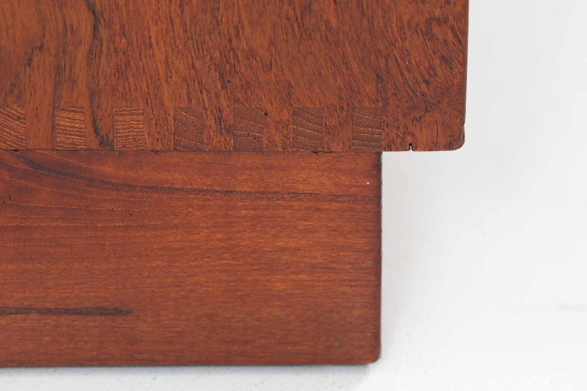 北欧より買い付けた「Peter Hvidt &amp; Orla molgaard」によってデザインされたブックシェルフです。良質なチーク無垢材が贅沢に使用されており、縁のフィンガージョイントが特徴的なデザインです。一番最後の写真はイメージ写真となります。