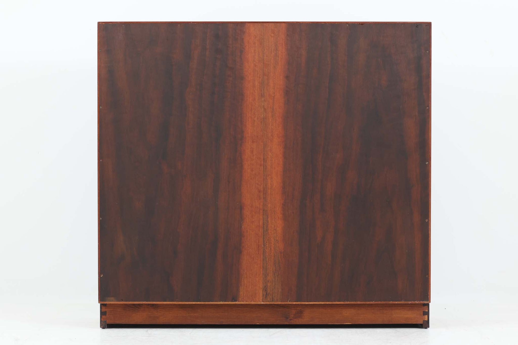 北欧より買い付けた「Peter Hvidt &amp; Orla molgaard」によってデザインされたブックシェルフです。良質なチーク無垢材が贅沢に使用されており、縁のフィンガージョイントが特徴的なデザインです。一番最後の写真はイメージ写真となります。