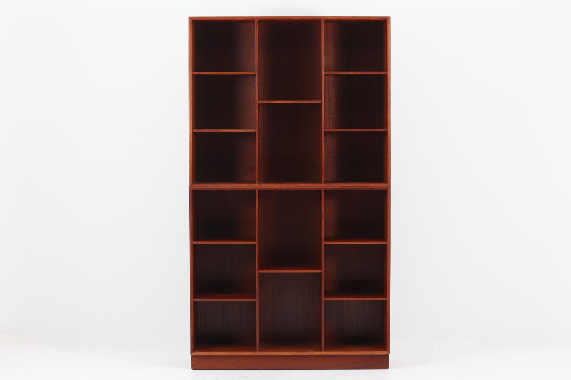 北欧より買い付けた「Peter Hvidt &amp; Orla molgaard」によってデザインされたブックシェルフです。良質なチーク無垢材が贅沢に使用されており、縁のフィンガージョイントが特徴的なデザインです。一番最後の写真はイメージ写真となります。