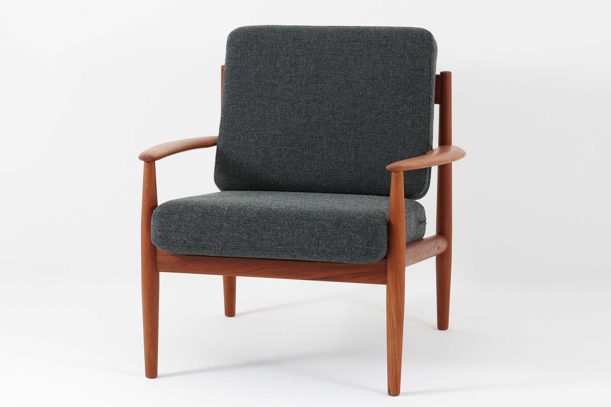 こちらは、Grete Jalkが1962年にデザインしたイージーチェア「model 118」です。全体に美しい曲線が取り入れられており、特にアームと背もたれの流れるようなラインが印象的なデザインです。製造は、現在は廃業しているFrance & Son社によるもので、ヴィンテージ品としてのみ入手可能な希少な一品です。クッション内部にはスプリングが内蔵されており、快適な座り心地です。デザイン性と実用性を兼ね備えた、北欧家具の名作です。