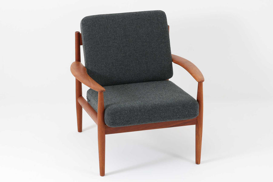 こちらは、Grete Jalkが1962年にデザインしたイージーチェア「model 118」です。全体に美しい曲線が取り入れられており、特にアームと背もたれの流れるようなラインが印象的なデザインです。製造は、現在は廃業しているFrance & Son社によるもので、ヴィンテージ品としてのみ入手可能な希少な一品です。クッション内部にはスプリングが内蔵されており、快適な座り心地です。デザイン性と実用性を兼ね備えた、北欧家具の名作です。