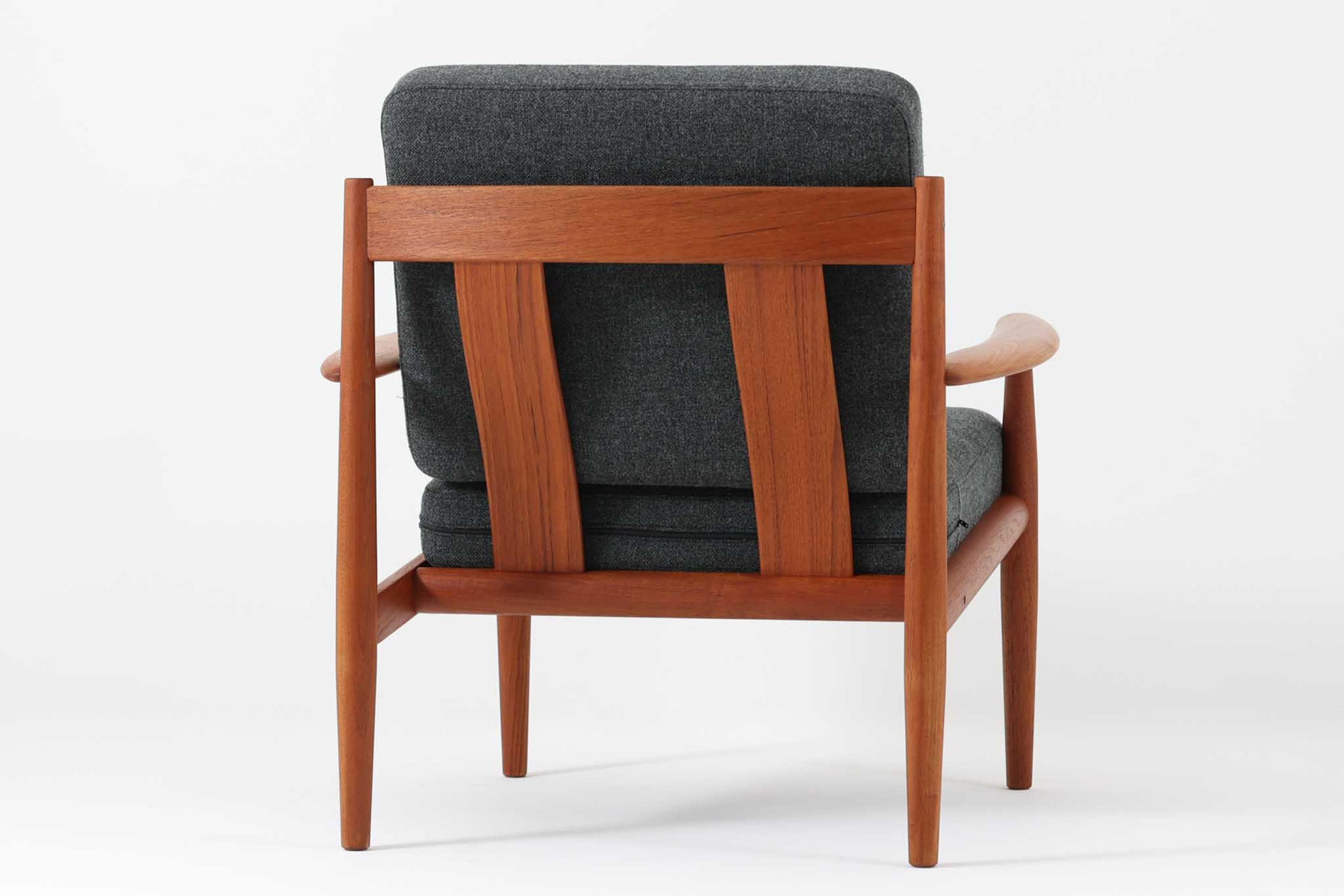 こちらは、Grete Jalkが1962年にデザインしたイージーチェア「model 118」です。全体に美しい曲線が取り入れられており、特にアームと背もたれの流れるようなラインが印象的なデザインです。製造は、現在は廃業しているFrance &amp; Son社によるもので、ヴィンテージ品としてのみ入手可能な希少な一品です。クッション内部にはスプリングが内蔵されており、快適な座り心地です。デザイン性と実用性を兼ね備えた、北欧家具の名作です。