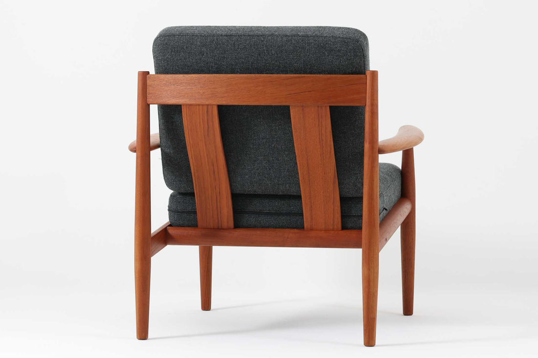 こちらは、Grete Jalkが1962年にデザインしたイージーチェア「model 118」です。全体に美しい曲線が取り入れられており、特にアームと背もたれの流れるようなラインが印象的なデザインです。製造は、現在は廃業しているFrance & Son社によるもので、ヴィンテージ品としてのみ入手可能な希少な一品です。クッション内部にはスプリングが内蔵されており、快適な座り心地です。デザイン性と実用性を兼ね備えた、北欧家具の名作です。